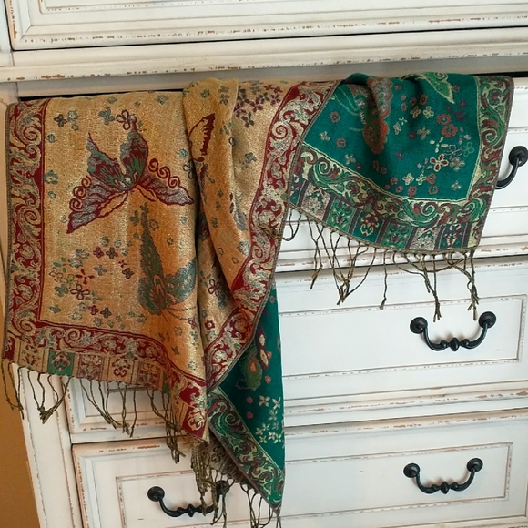 Accessories - NWOT Elegant Paisley Scarf/wrap with Fringe, green & gold